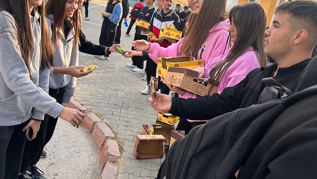 Celal Bayar Anadolu Lisesi öğrencilerinden örnek davranış