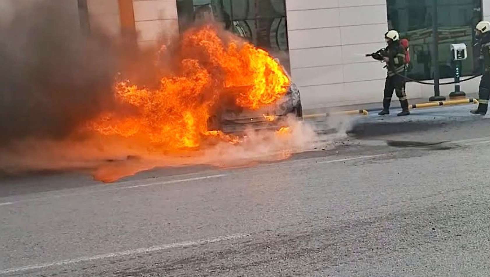 Elektrikli otomobil alev alev yandı