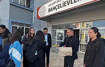 Kayseri'de öğrencilere kek ikramı