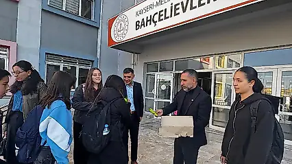 Kayseri'de öğrencilere kek ikramı
