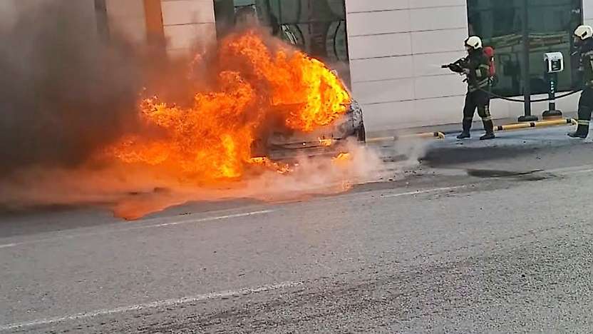 Elektrikli otomobil alev alev yandı