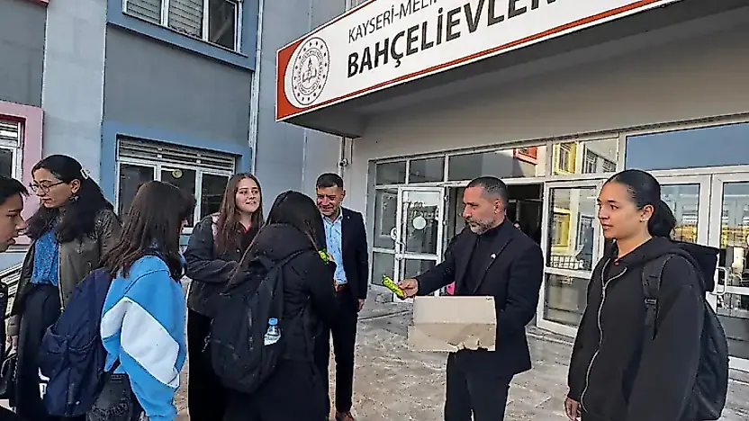 Kayseri'de öğrencilere kek ikramı