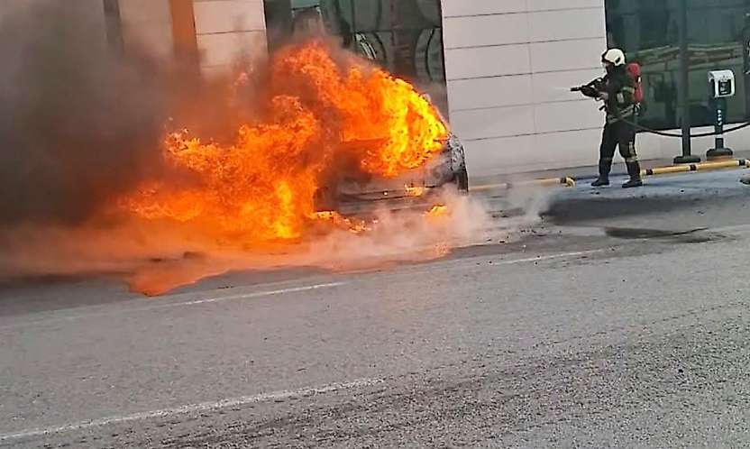 Elektrikli otomobil alev alev yandı