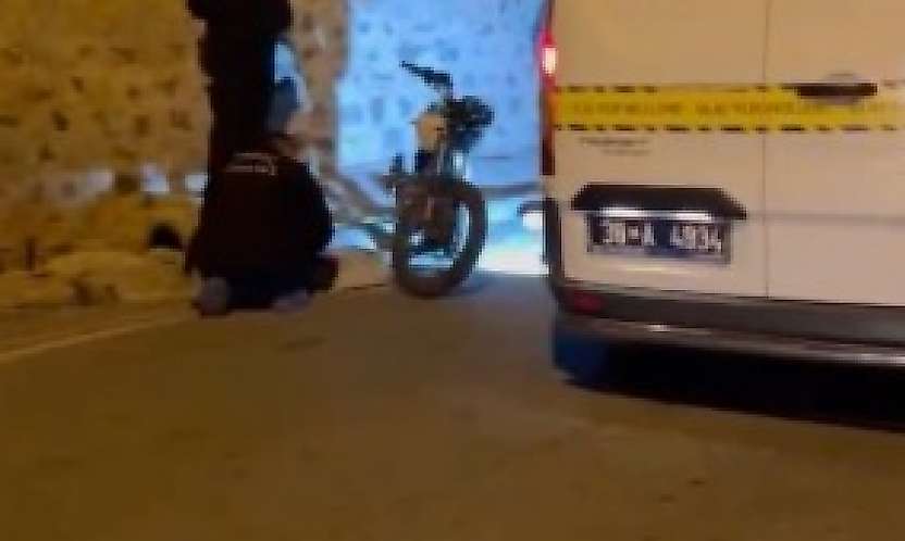 Otomobili çarptığı genç motosiklet sürücüsü hayatını kaybetti